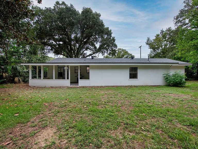 3760 Bayou Blvd — Photo 4