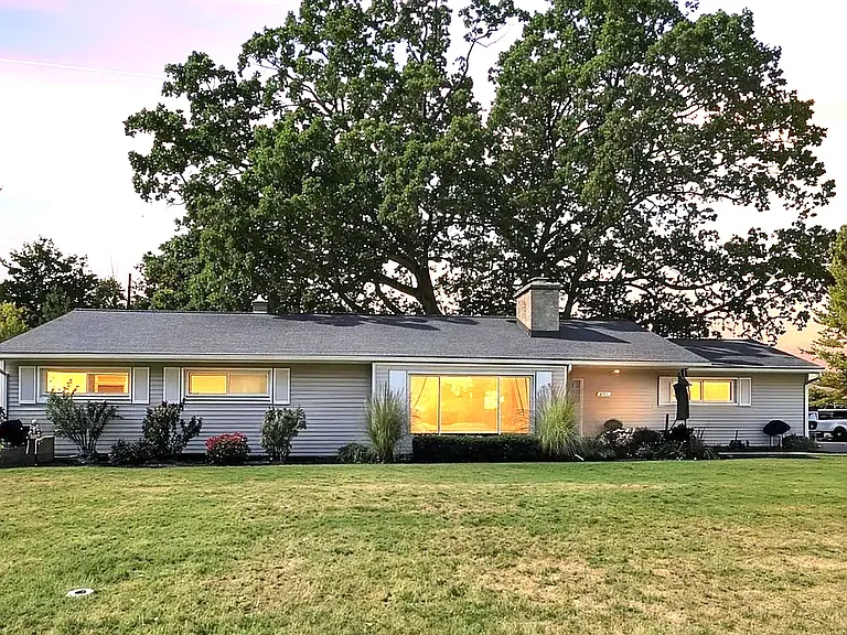 671 E Crest Ln — Photo 1