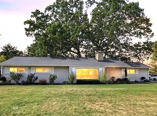 671 E Crest Ln, South Lyon, MI 48178