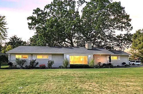 671 E Crest Ln Photo 1