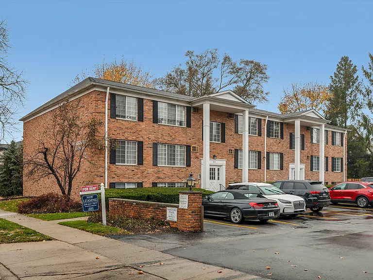Hartford Place Apartments — Photo 24