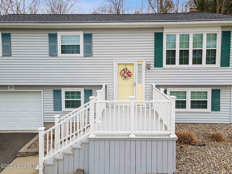 4th image of 38 Bayberry Court