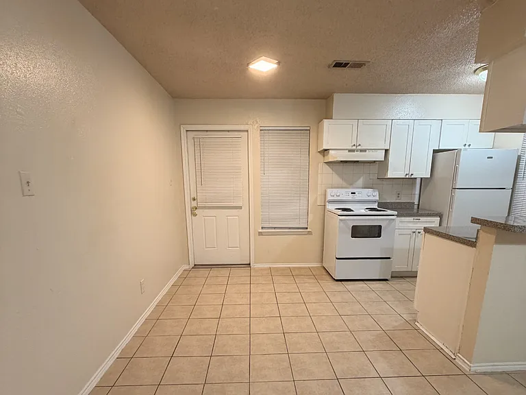 810 W Olmos Dr — Photo 6