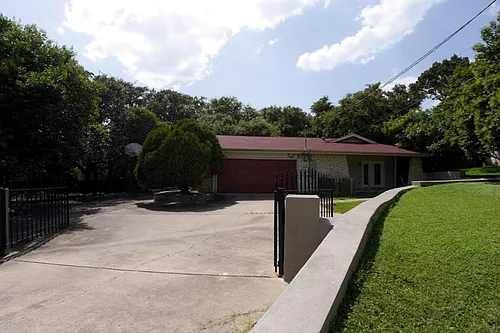 100 McConnell Dr Photo 1