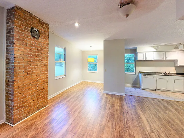 2667 Bellevue Ave #3 — Photo 2