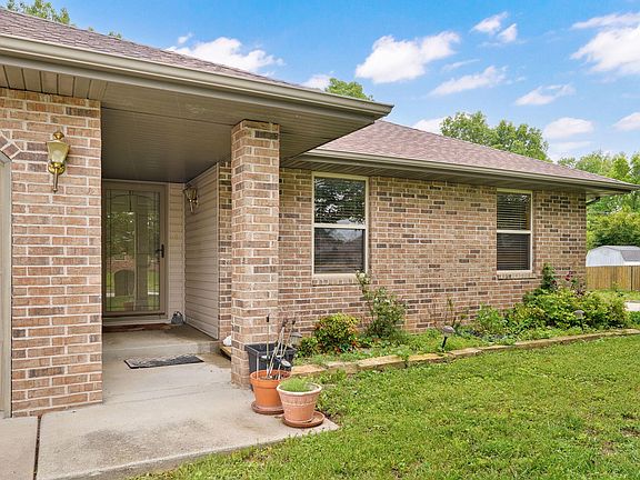 3rd image of 450 S Basswood Avenue