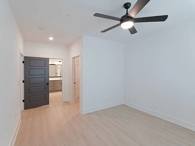 Sire Kingwood — Photo 116