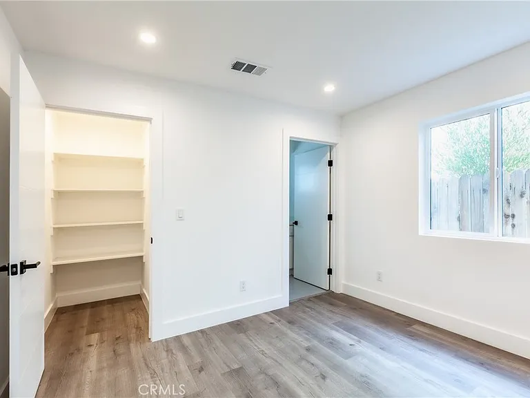 10910 W Hesby St #1/2 — Photo 7
