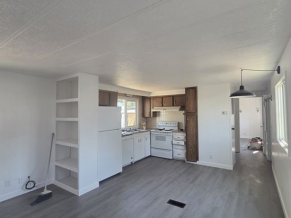 4th image of 408 E 47th St Trlr 2