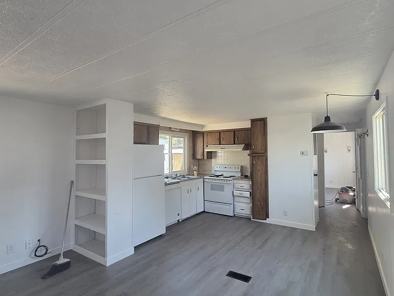 408 E 47th St #2 — Photo 4