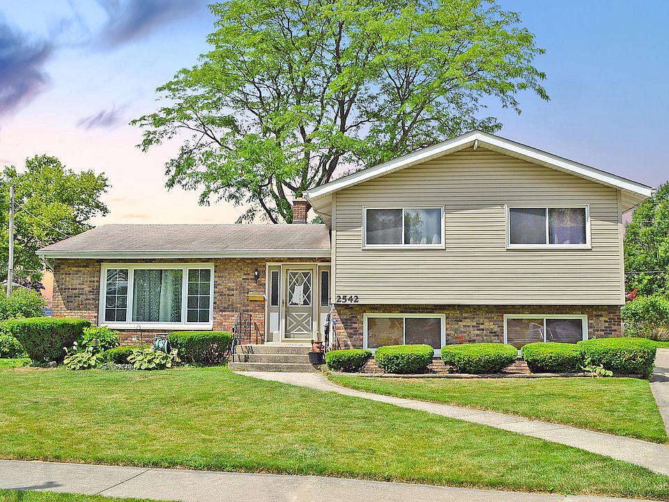 1st image of 2542 Red Oak Dr