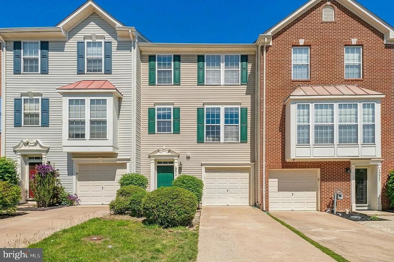 3 bed, 2.5 bath, 2110 sqft, $3,200 — Photo 1