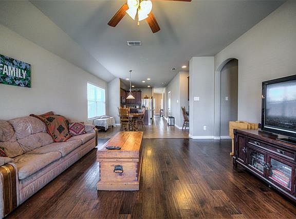 3rd image of 600 Kinghaven Dr