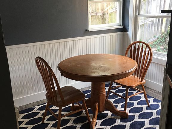 SMALL DINING AREA