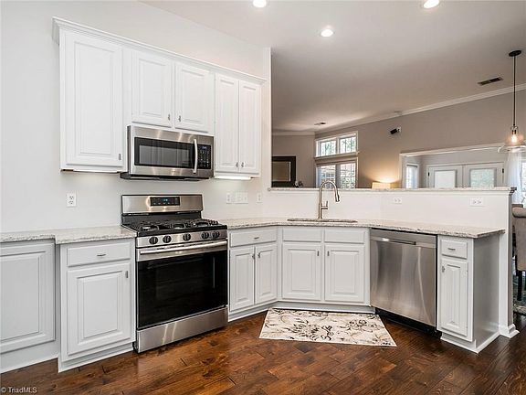 5th image of 8 Greenmont Ct