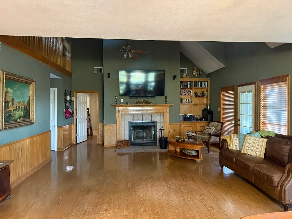 3 bed, 2.5 bath, 2252 sqft, $2,400 — Photo 2