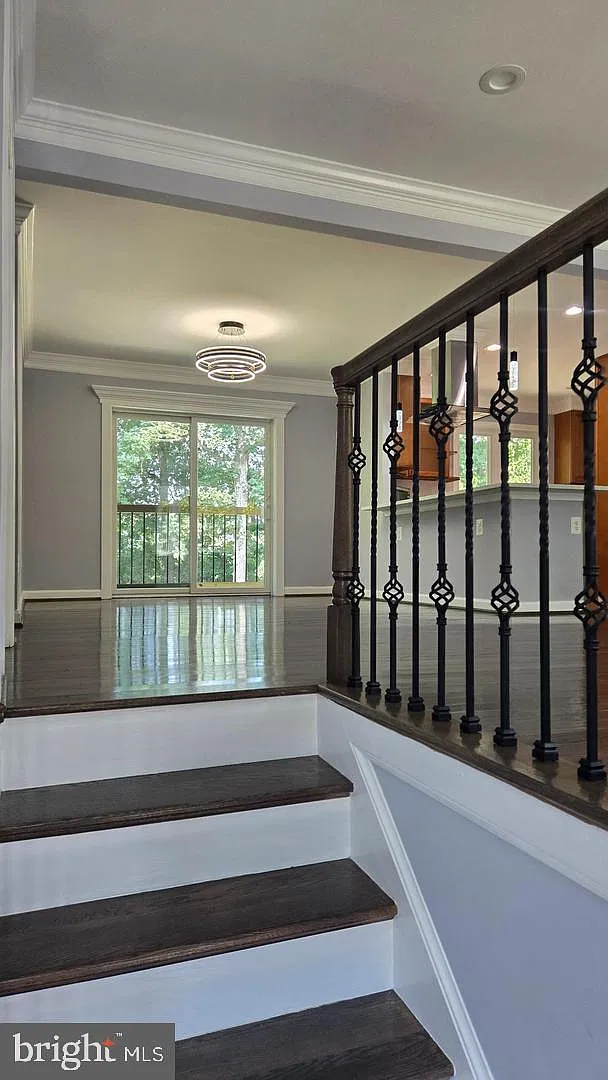 5 bed, 3.0 bath, 2332 sqft, $4,000 — Photo 2