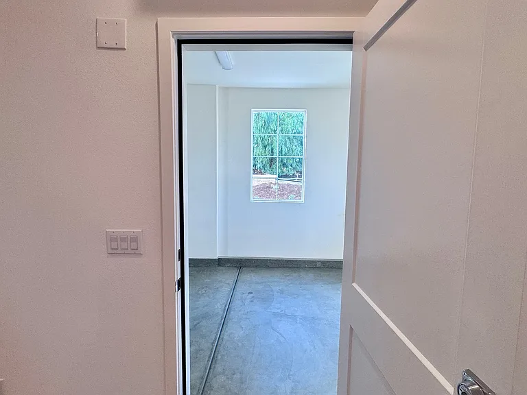401 Besalu Ter — Photo 37