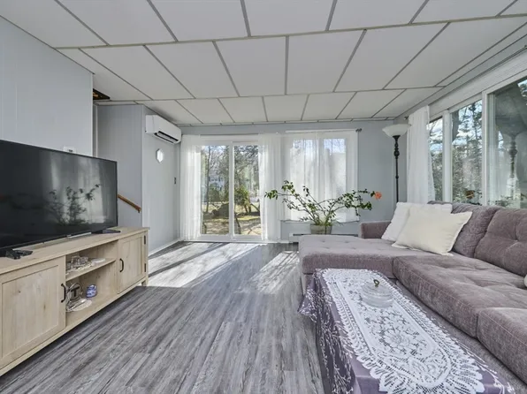 14 Woodside Ter, Woburn, MA 01801