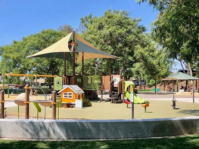 Rolling Hills Park! 5 minute walk!