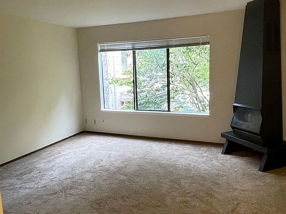 3rd image of 1915 Green St #206