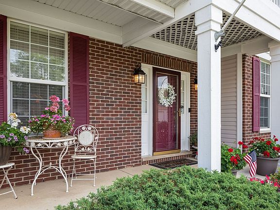 2nd image of 903 Limerick Ln