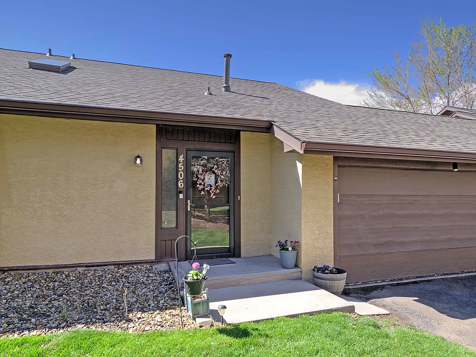 3 bed, 2.5 bath, 1922 sqft, $2,273 — Photo 2