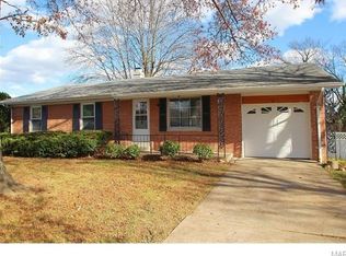 2 May Valley Ln, Fenton, MO 63026
