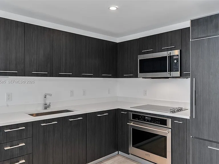 45 SW 9th St #3502 — Photo 4