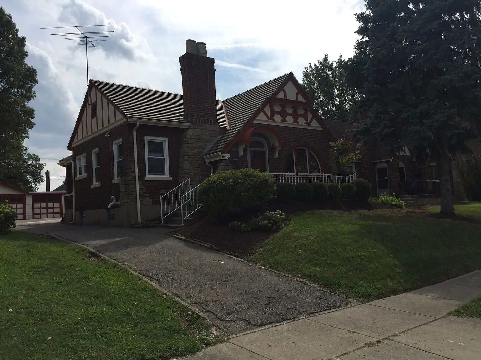 1819 Avonlea Ave photo 1