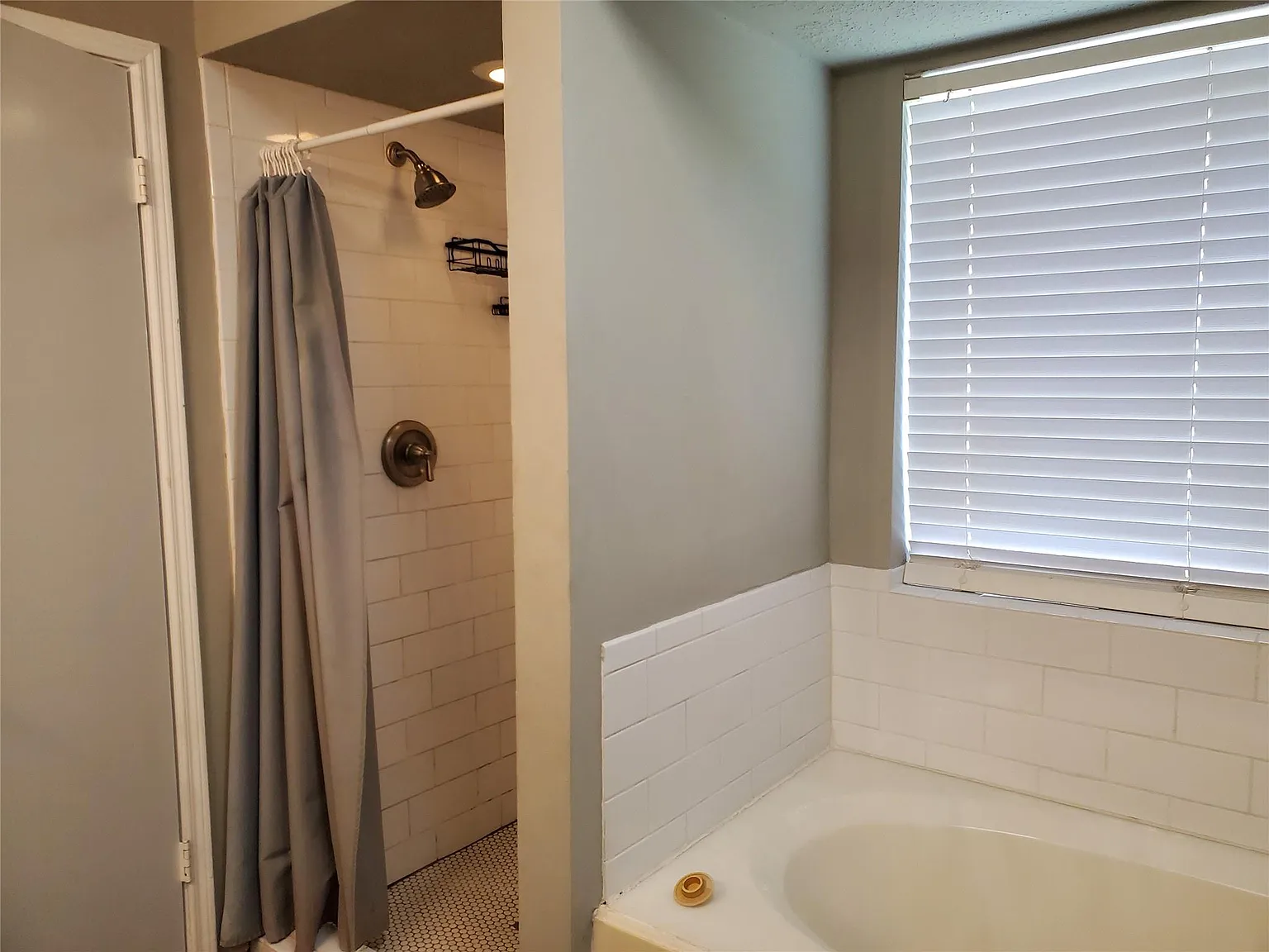 3 bed, 2.0 bath, 1713 sqft, $2,200 — Photo 3