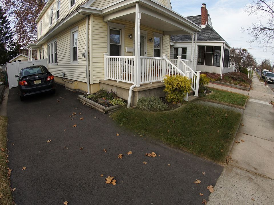 Front of house with driveway