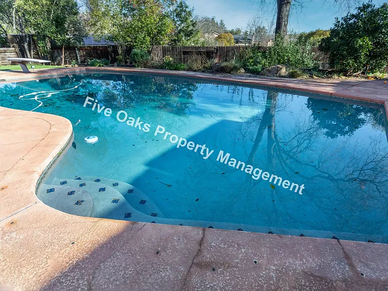 2815 Stanford Ln — Photo 2