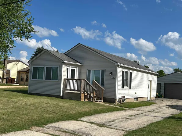 5147 E Chrysler Dr, Belvidere, IL 61008