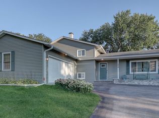 27W355 Fleming Dr, Winfield, IL 60190