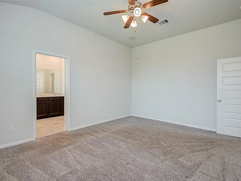 2425 Temple Crag Dr — Photo 16