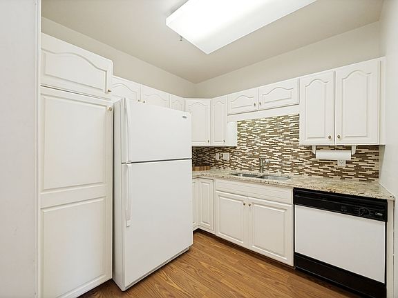 5th image of 1 Towers Park Ln APT 413