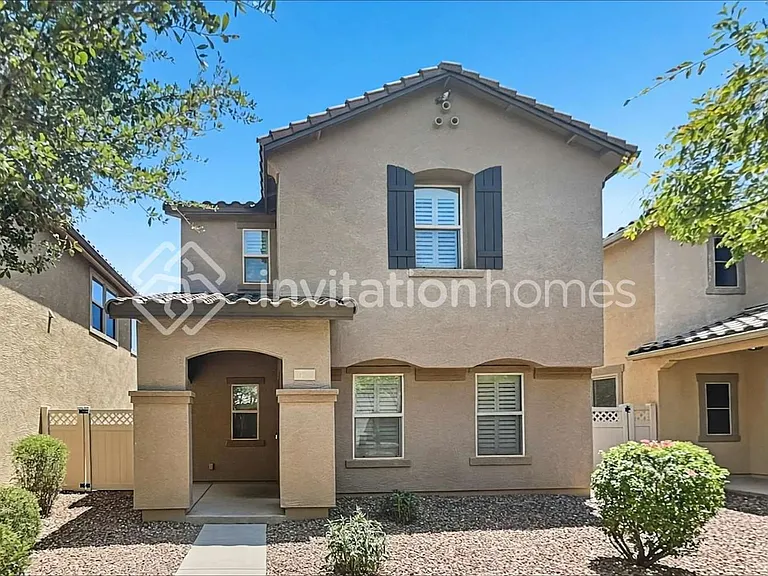 952 S Hawk Ln — Photo 1