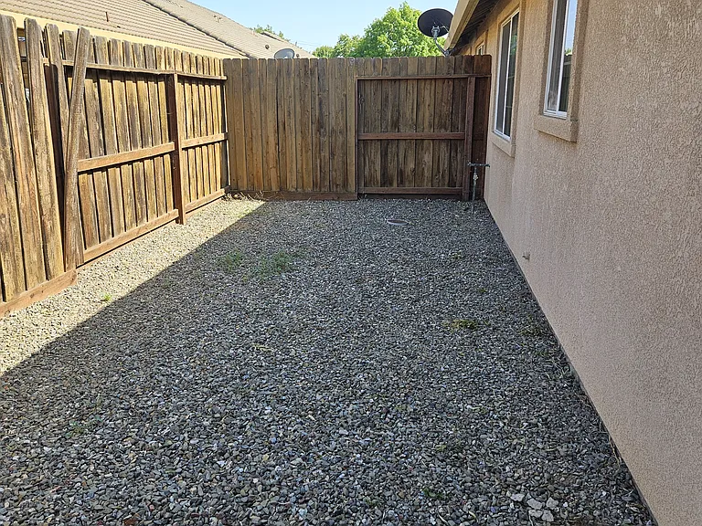 E Acacia St — Photo 14