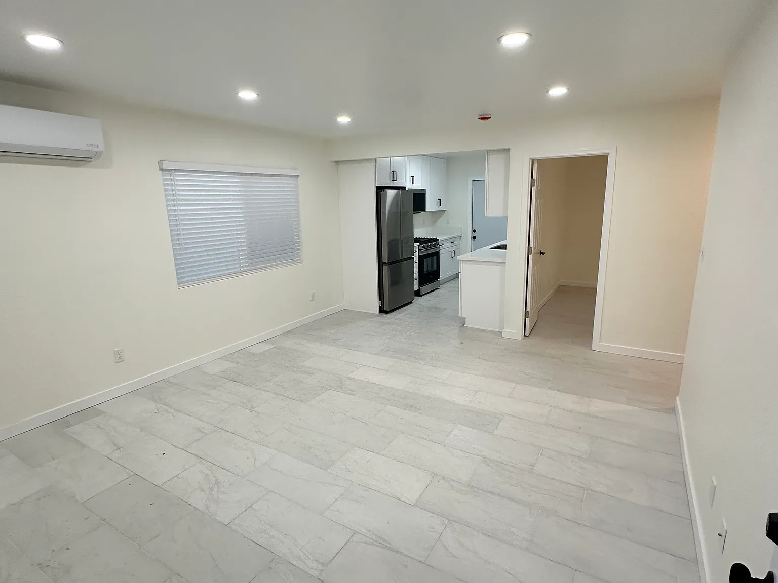 3 bed, 950 sqft, $2,895 — Photo 4