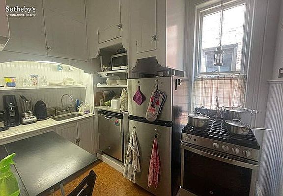 4th image of 165 W 82nd St APT 6