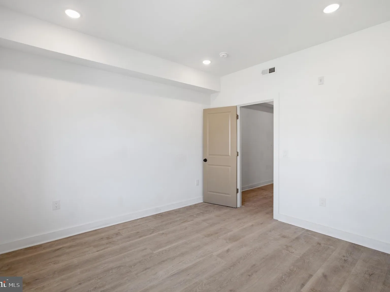 2 bed, 1.0 bath, $1,400 — Photo 2
