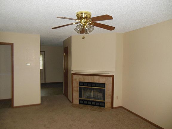 3rd image of 616 NE English Manor Dr APT B