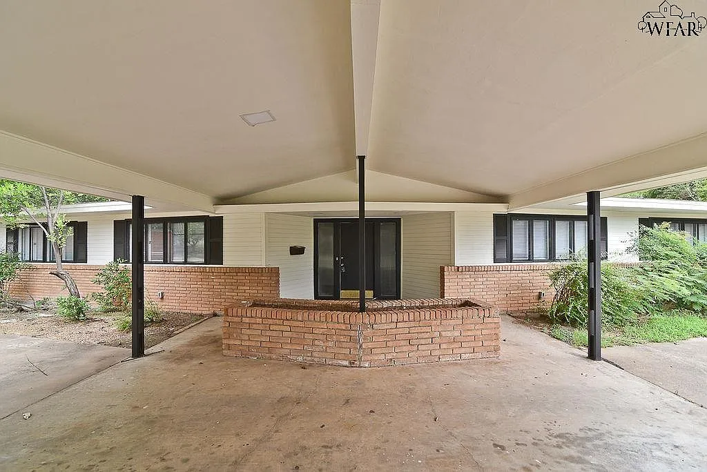 3 bed, 2.0 bath, 2014 sqft, $2,095 — Photo 2