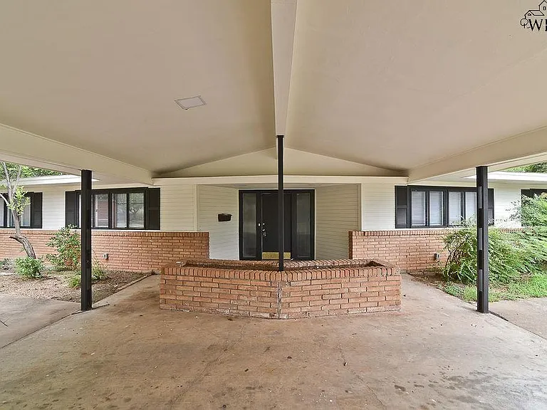 2607 Chase Dr — Photo 2