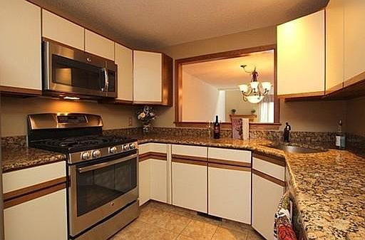 3rd image of 14 Hawthorne Vlg APT B