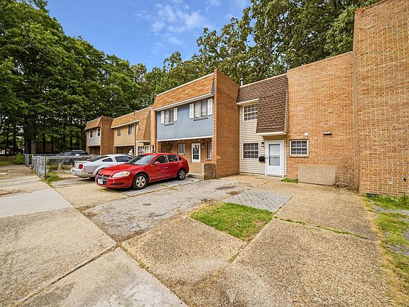 Front of townhome / 2 car parking