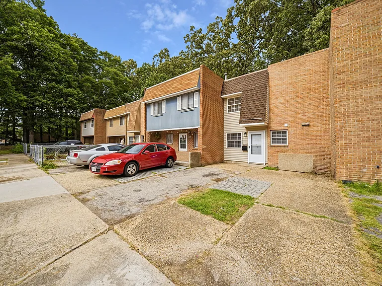 Front of townhome / 2 car parking