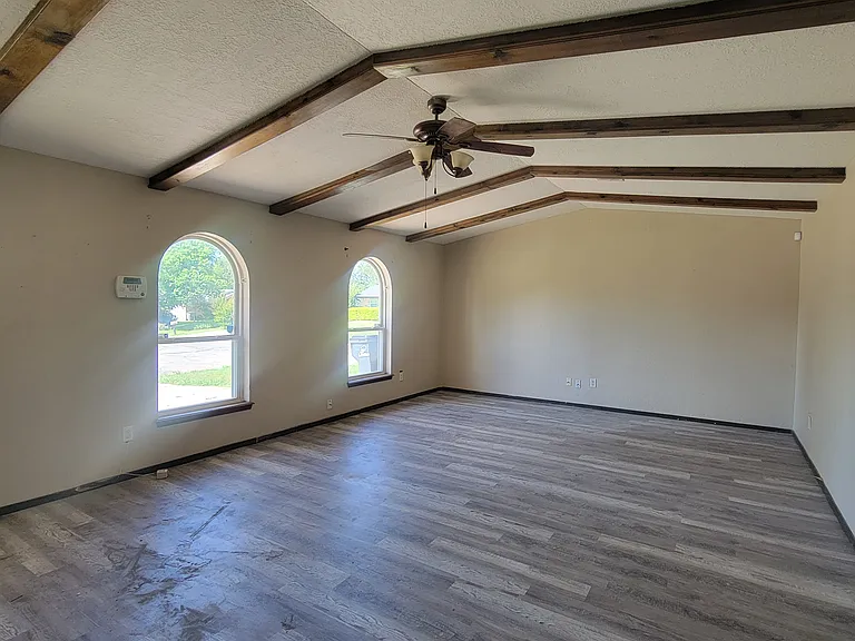 102 NE English St — Photo 2