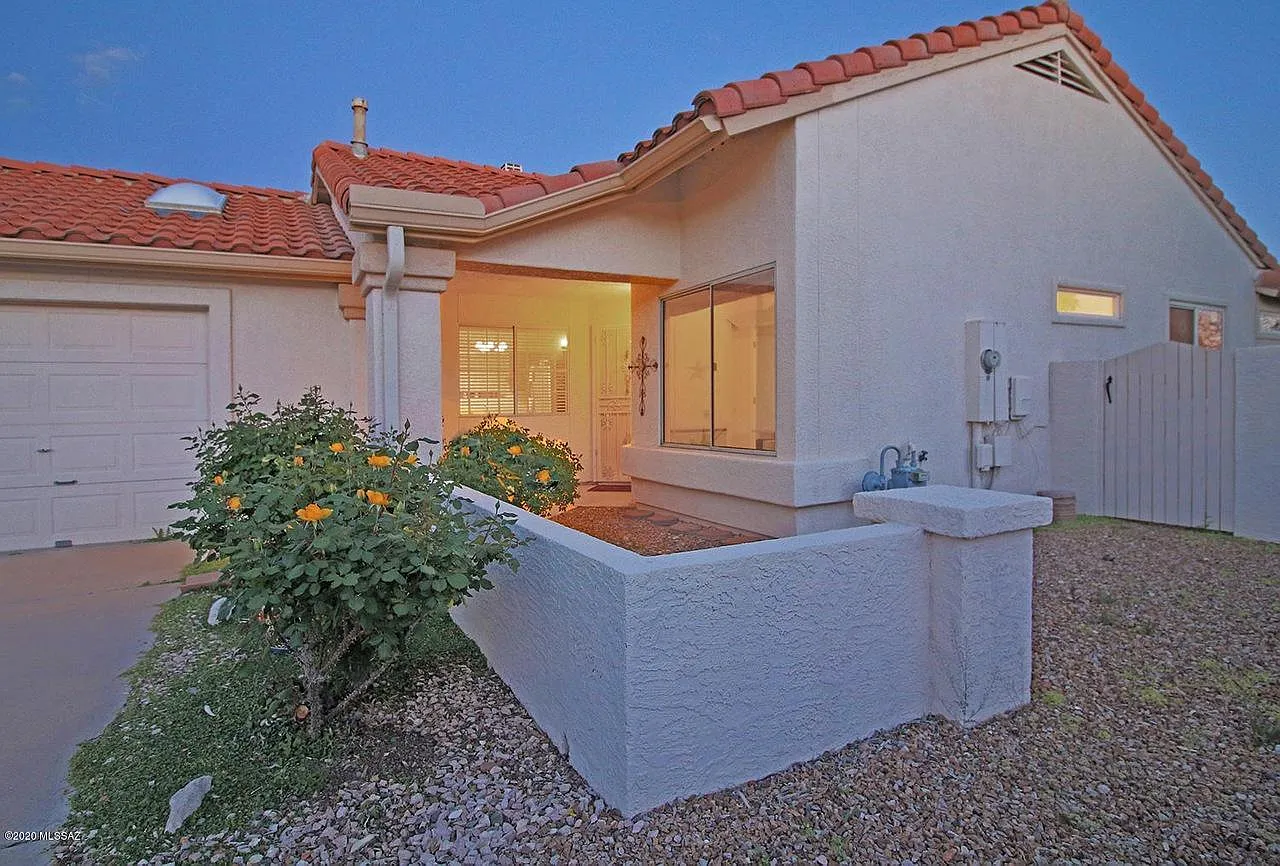 818 E Prickly Poppy Dr — Photo 2
